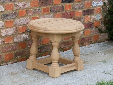 Kentian Round Stoll / Coffee table (Splayed Kentian Turned Legs)