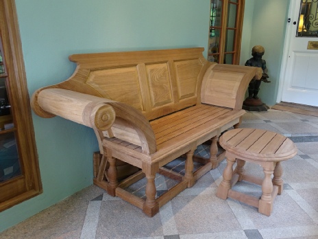 Kentian Round Stoll / Coffee table (Splayed Kentian Turned Legs)